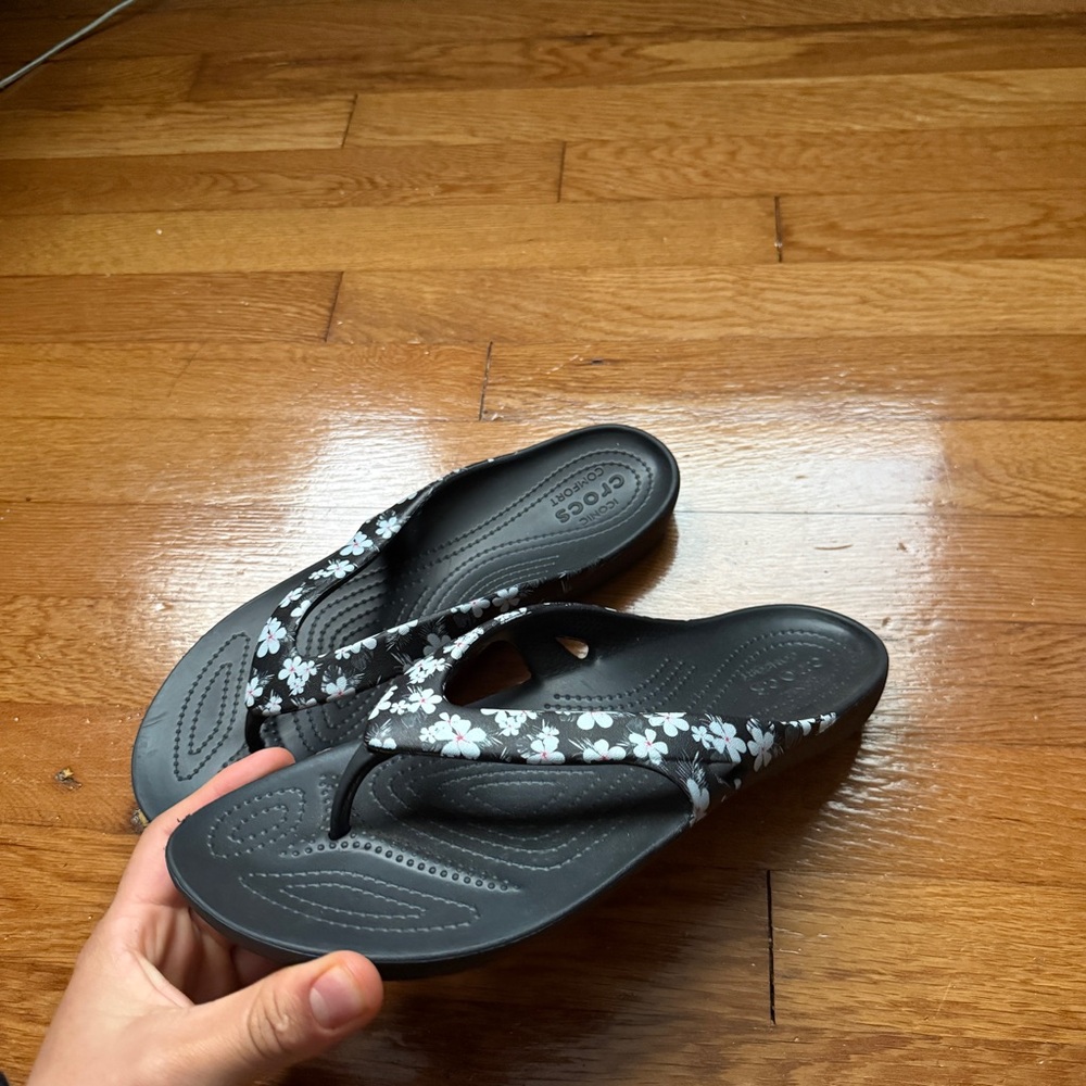 Womens Like New Crocs Sandals